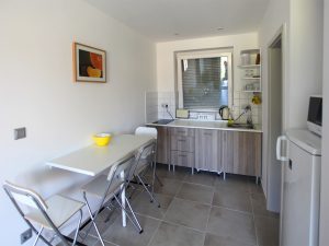 Titán Apartman, konyha, étkezőasztal